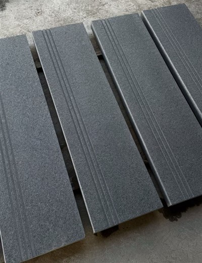 پله های گرانیت سیاه در فضای باز